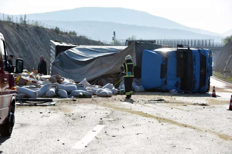 Kaos na autocesti: Šleperom probio zaštitnu ogradu i prosuo sav teret