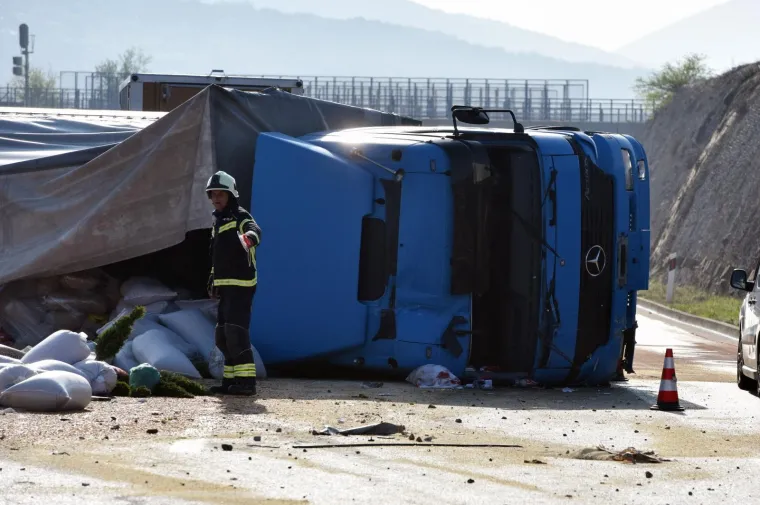 Kaos na autocesti: Šleperom probio zaštitnu ogradu i prosuo sav teret