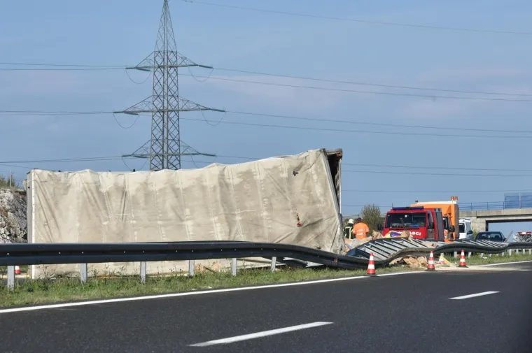 Kaos na autocesti: Šleperom probio zaštitnu ogradu i prosuo sav teret
