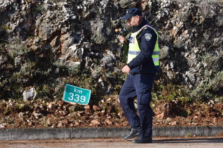 Kaos na autocesti: Šleperom probio zaštitnu ogradu i prosuo sav teret