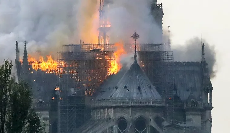 POTRESNE FOTOGRAFIJE OBILAZE SVIJET: Pogledajte kako je plamen gutao čuvenu pari&scaron;ku katedralu Notre Dame