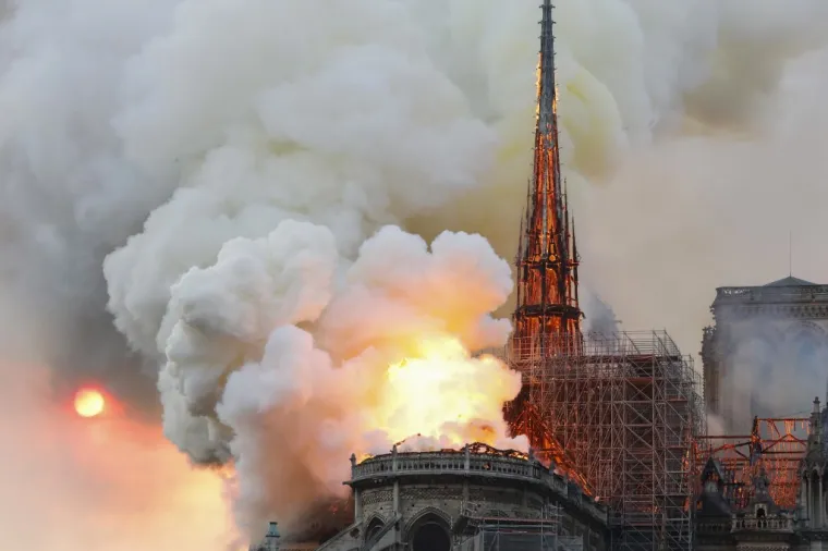 POTRESNE FOTOGRAFIJE OBILAZE SVIJET: Pogledajte kako je plamen gutao čuvenu pari&scaron;ku katedralu Notre Dame