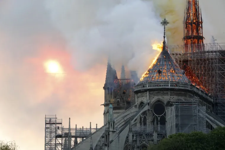 POTRESNE FOTOGRAFIJE OBILAZE SVIJET: Pogledajte kako je plamen gutao čuvenu pari&scaron;ku katedralu Notre Dame