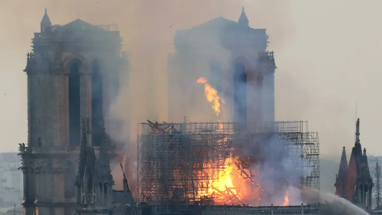POTRESNE FOTOGRAFIJE OBILAZE SVIJET: Pogledajte kako je plamen gutao čuvenu pari&scaron;ku katedralu Notre Dame