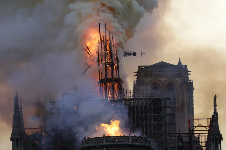 POTRESNE FOTOGRAFIJE OBILAZE SVIJET: Pogledajte kako je plamen gutao čuvenu pari&scaron;ku katedralu Notre Dame
