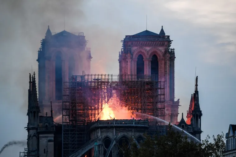 POTRESNE FOTOGRAFIJE OBILAZE SVIJET: Pogledajte kako je plamen gutao čuvenu pari&scaron;ku katedralu Notre Dame