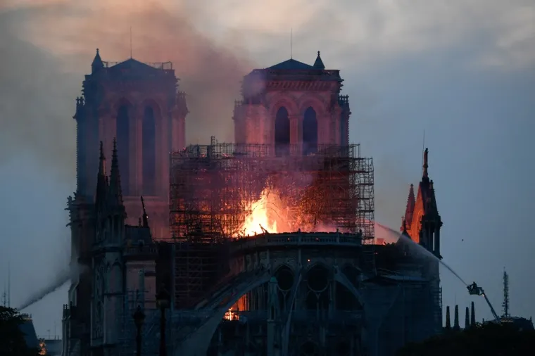 POTRESNE FOTOGRAFIJE OBILAZE SVIJET: Pogledajte kako je plamen gutao čuvenu pari&scaron;ku katedralu Notre Dame