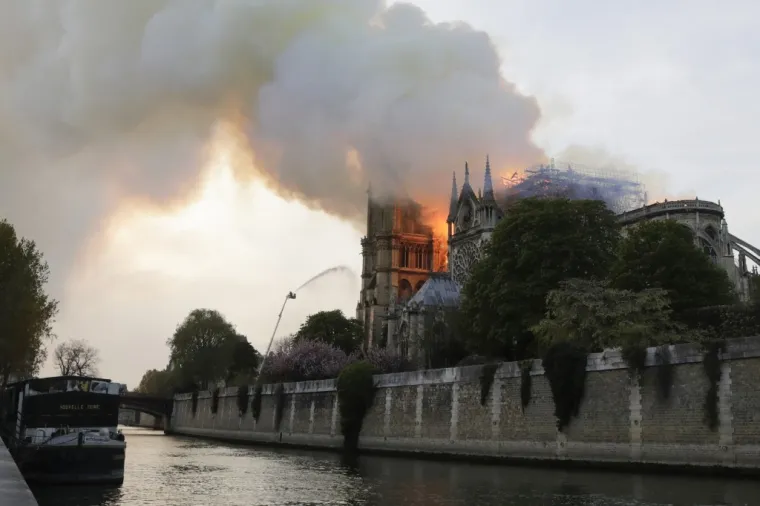 POTRESNE FOTOGRAFIJE OBILAZE SVIJET: Pogledajte kako je plamen gutao čuvenu pari&scaron;ku katedralu Notre Dame