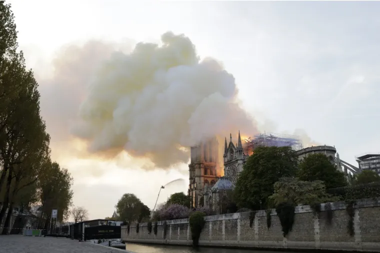 POTRESNE FOTOGRAFIJE OBILAZE SVIJET: Pogledajte kako je plamen gutao čuvenu pari&scaron;ku katedralu Notre Dame