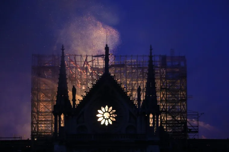 POTRESNE FOTOGRAFIJE OBILAZE SVIJET: Pogledajte kako je plamen gutao čuvenu pari&scaron;ku katedralu Notre Dame