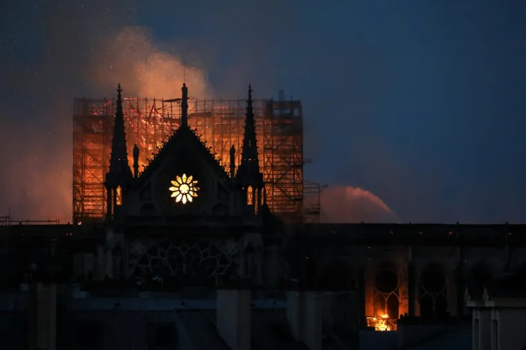 POTRESNE FOTOGRAFIJE OBILAZE SVIJET: Pogledajte kako je plamen gutao čuvenu pari&scaron;ku katedralu Notre Dame