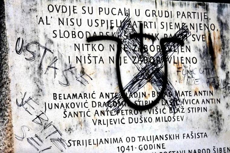 15.04.2019., &Scaron;ibenik - Usta&scaron;ki i nacistički grafiti kojima su i&scaron;arani spomenici antifa&scaron;istima u Spomen parku &Scaron;ubićevac prije 40-ak dana jos uvijek nisu uklonjeni. Photo: Dusko Jaramaz/PIXSELL