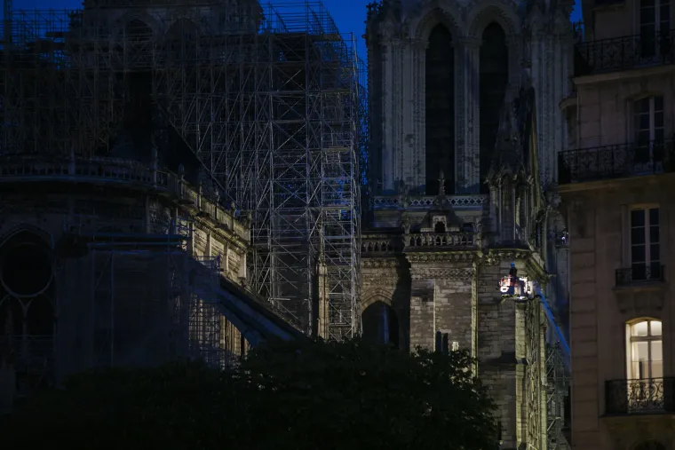 Jutro nakon nezapamćene katastrofe! Zastra&scaron;ujući prozori iz Pariza - ovako danas izgleda Notre Dame