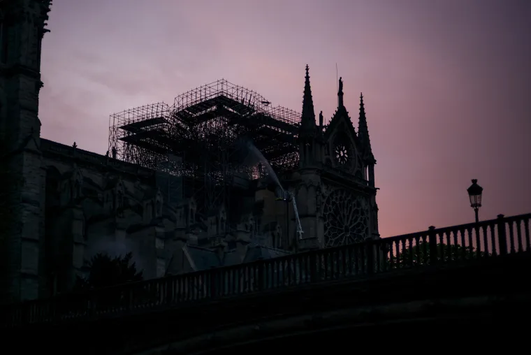 Jutro nakon nezapamćene katastrofe! Zastra&scaron;ujući prozori iz Pariza - ovako danas izgleda Notre Dame