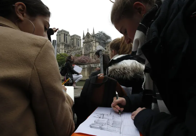 Jutro nakon nezapamćene katastrofe! Zastra&scaron;ujući prozori iz Pariza - ovako danas izgleda Notre Dame