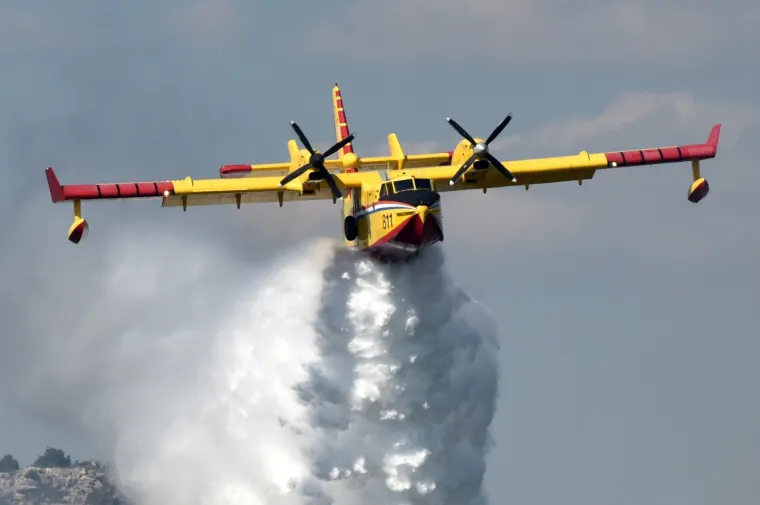 Vatrogascima koji se bore s požarom pored Jadranske magistrale pomaže i kanader!