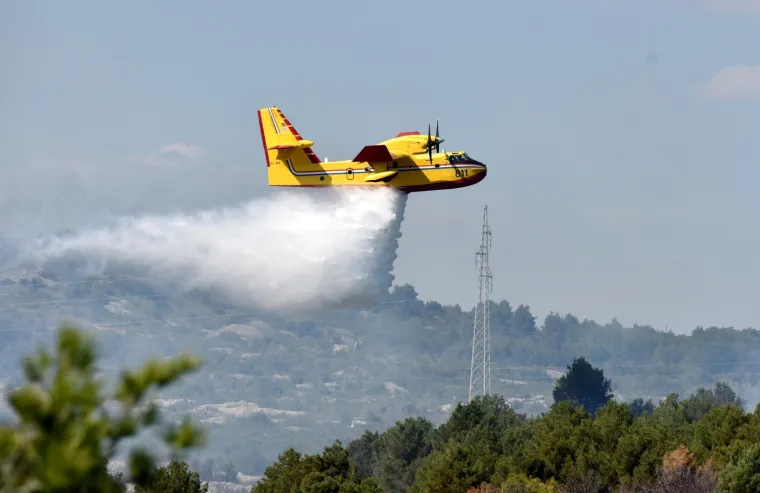 Vatrogascima koji se bore s požarom pored Jadranske magistrale pomaže i kanader!