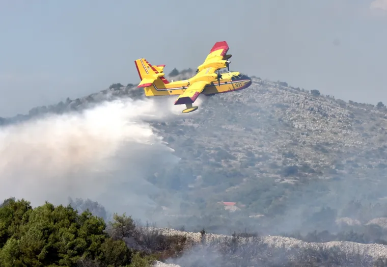 Vatrogascima koji se bore s požarom pored Jadranske magistrale pomaže i kanader!