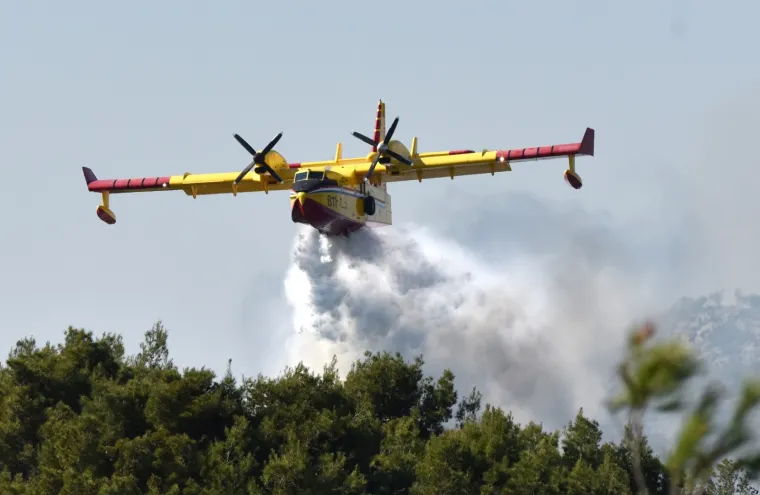 Vatrogascima koji se bore s požarom pored Jadranske magistrale pomaže i kanader!