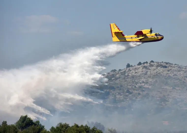 Vatrogascima koji se bore s požarom pored Jadranske magistrale pomaže i kanader!