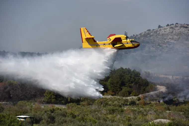 Vatrogascima koji se bore s požarom pored Jadranske magistrale pomaže i kanader!