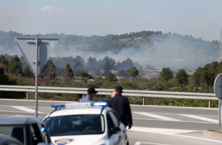 Vatrogascima koji se bore s požarom pored Jadranske magistrale pomaže i kanader!
