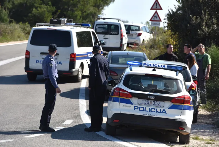 Vatrogascima koji se bore s požarom pored Jadranske magistrale pomaže i kanader!