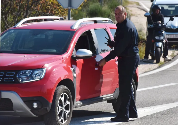 Vatrogascima koji se bore s požarom pored Jadranske magistrale pomaže i kanader!