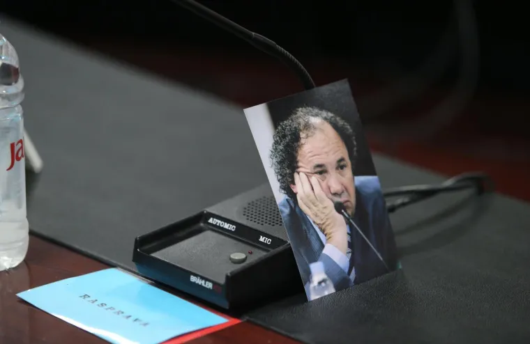 Pogledajte &scaron;to bi Keruma dočekalo da je do&scaron;ao na sjednicu: 'Ali ej! Baci smeće u smeće!'