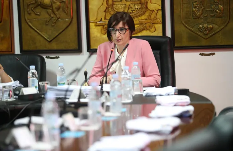 Pogledajte &scaron;to bi Keruma dočekalo da je do&scaron;ao na sjednicu: 'Ali ej! Baci smeće u smeće!'