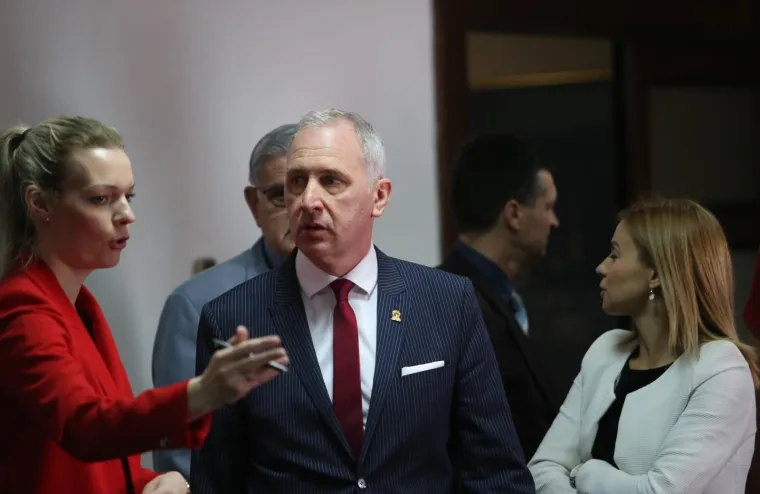 Pogledajte &scaron;to bi Keruma dočekalo da je do&scaron;ao na sjednicu: 'Ali ej! Baci smeće u smeće!'