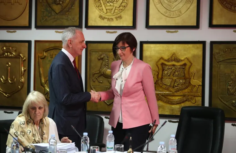 Pogledajte &scaron;to bi Keruma dočekalo da je do&scaron;ao na sjednicu: 'Ali ej! Baci smeće u smeće!'