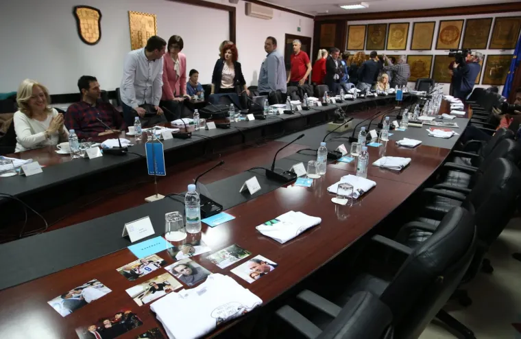 Pogledajte &scaron;to bi Keruma dočekalo da je do&scaron;ao na sjednicu: 'Ali ej! Baci smeće u smeće!'