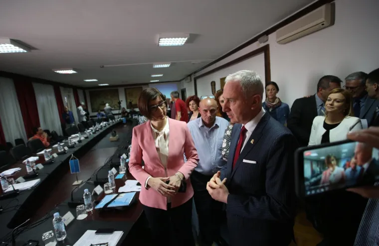 Pogledajte &scaron;to bi Keruma dočekalo da je do&scaron;ao na sjednicu: 'Ali ej! Baci smeće u smeće!'