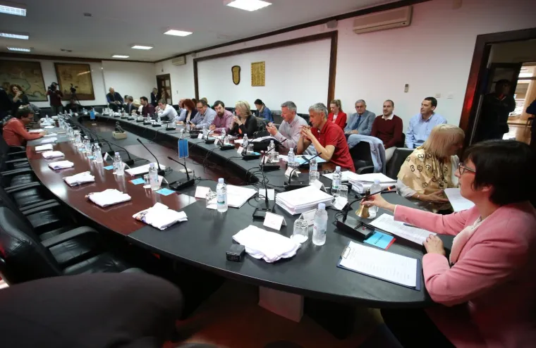 Pogledajte &scaron;to bi Keruma dočekalo da je do&scaron;ao na sjednicu: 'Ali ej! Baci smeće u smeće!'