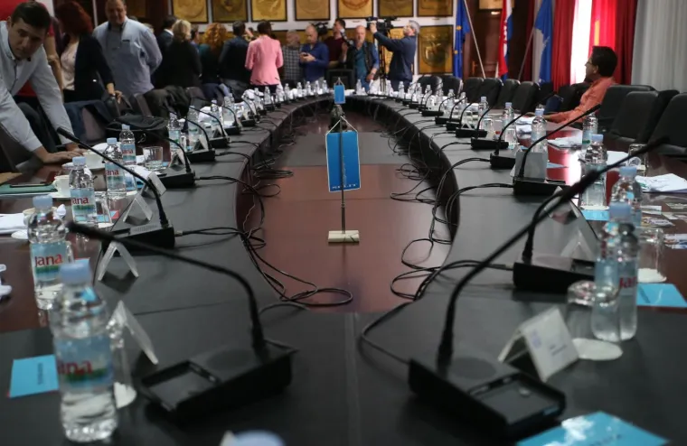 Pogledajte &scaron;to bi Keruma dočekalo da je do&scaron;ao na sjednicu: 'Ali ej! Baci smeće u smeće!'