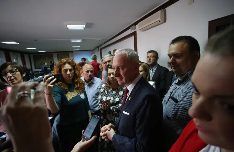 Pogledajte &scaron;to bi Keruma dočekalo da je do&scaron;ao na sjednicu: 'Ali ej! Baci smeće u smeće!'