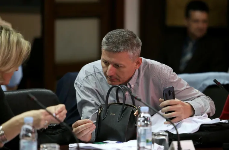 Pogledajte &scaron;to bi Keruma dočekalo da je do&scaron;ao na sjednicu: 'Ali ej! Baci smeće u smeće!'