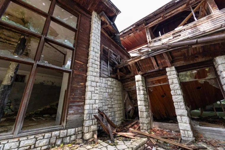 DEVASTIRANA TITOVA VILA IZVOR: Izgradili su je politički zatvorenici na skrovitom mjestu Nacionalnog parka Plitvice