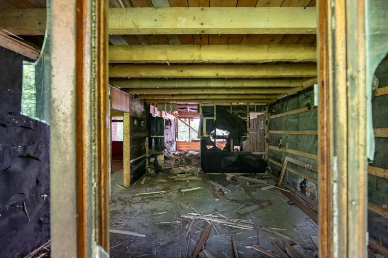 DEVASTIRANA TITOVA VILA IZVOR: Izgradili su je politički zatvorenici na skrovitom mjestu Nacionalnog parka Plitvice