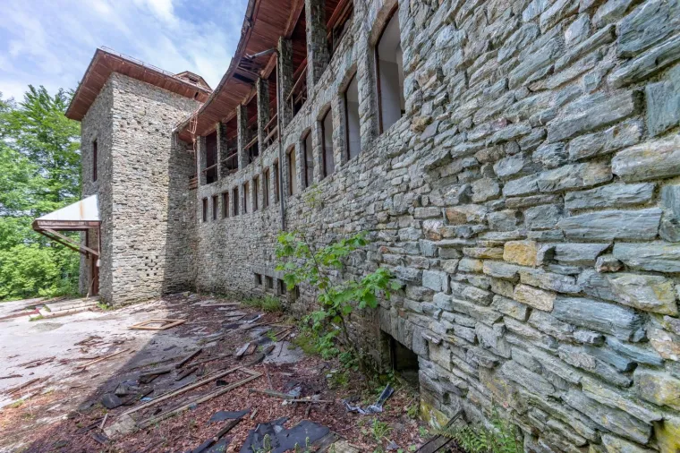 DEVASTIRANA TITOVA VILA IZVOR: Izgradili su je politički zatvorenici na skrovitom mjestu Nacionalnog parka Plitvice