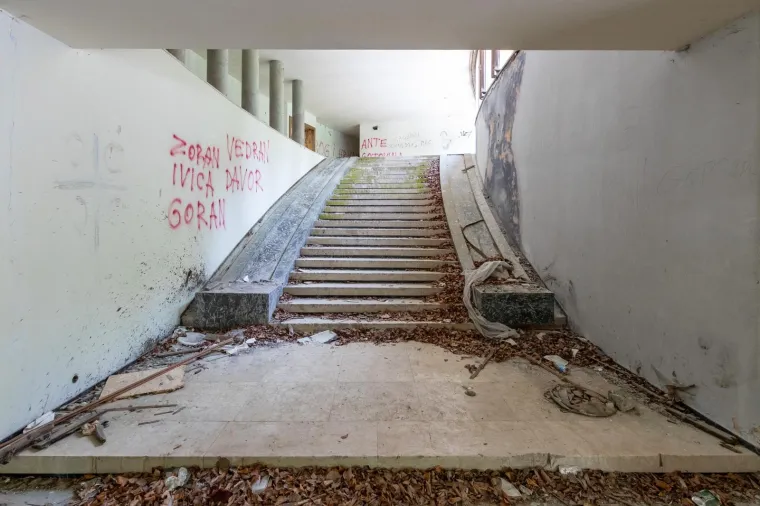 DEVASTIRANA TITOVA VILA IZVOR: Izgradili su je politički zatvorenici na skrovitom mjestu Nacionalnog parka Plitvice