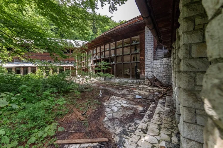 DEVASTIRANA TITOVA VILA IZVOR: Izgradili su je politički zatvorenici na skrovitom mjestu Nacionalnog parka Plitvice