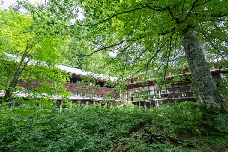 DEVASTIRANA TITOVA VILA IZVOR: Izgradili su je politički zatvorenici na skrovitom mjestu Nacionalnog parka Plitvice