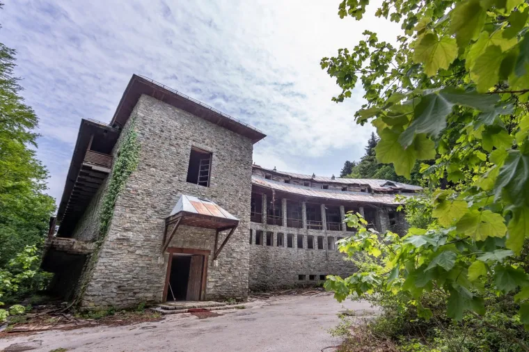 Devastirana i u stanju totalnog propadanja Vila Izvor ili Objekt 99,  kako vilu zovu mje&scaron;tani i djelatnici Nacionalnog parka Plitvice, smje&scaron;tena je na skrovitom mjestu parka. Nakon Drugog svjetskog rata vilu je dao sagraditi Josip Broz Tito. U vili su postojale kuglana, dvorana za biljar, kino, dvorane za sastanke i dnevni odmor, apartmani za elitne goste te uredski prostori. Vilu Izvor gradili su politički zatvorenici iz Gradi&scaron;ke, Lepoglave, Mitrovice i s Golog otoka. U vrijeme gradnje bila je najskuplja rezidencija nekog predsjednika.