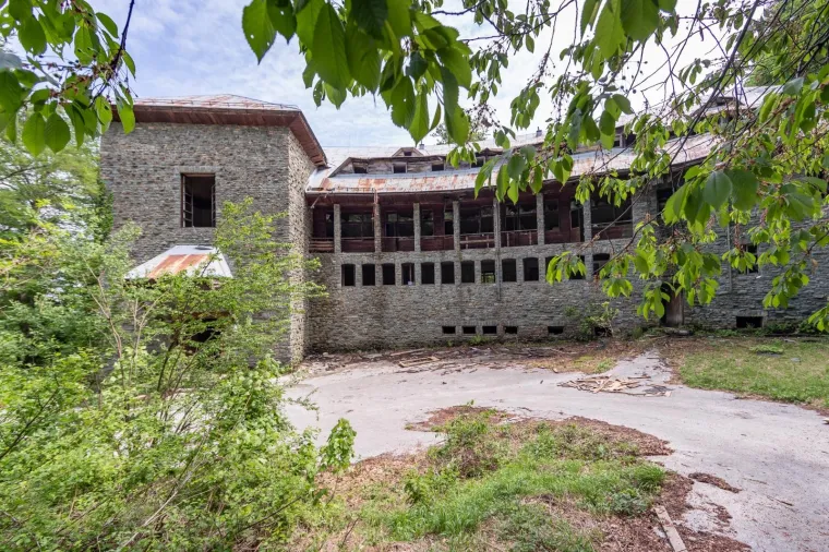 DEVASTIRANA TITOVA VILA IZVOR: Izgradili su je politički zatvorenici na skrovitom mjestu Nacionalnog parka Plitvice