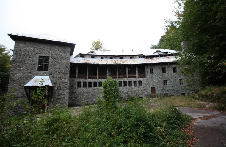 DEVASTIRANA TITOVA VILA IZVOR: Izgradili su je politički zatvorenici na skrovitom mjestu Nacionalnog parka Plitvice