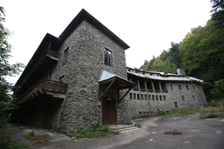 DEVASTIRANA TITOVA VILA IZVOR: Izgradili su je politički zatvorenici na skrovitom mjestu Nacionalnog parka Plitvice