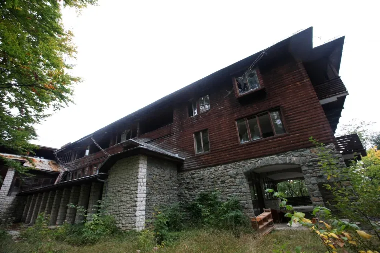 DEVASTIRANA TITOVA VILA IZVOR: Izgradili su je politički zatvorenici na skrovitom mjestu Nacionalnog parka Plitvice