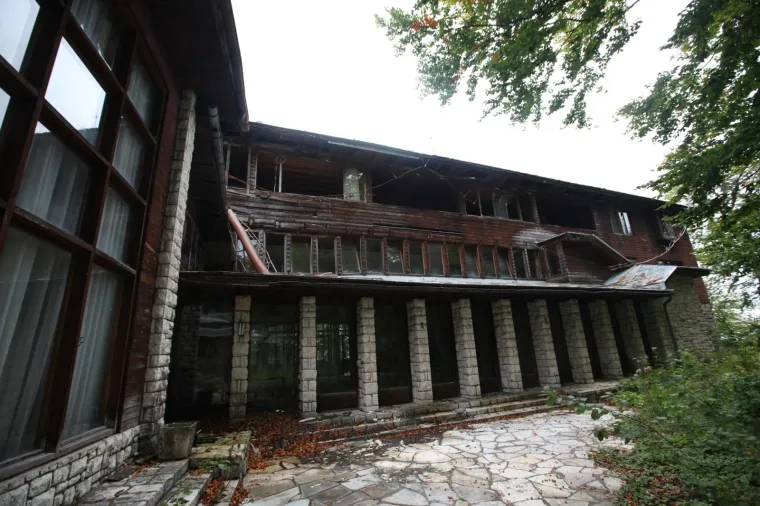 DEVASTIRANA TITOVA VILA IZVOR: Izgradili su je politički zatvorenici na skrovitom mjestu Nacionalnog parka Plitvice